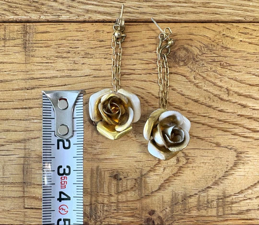 ピアス ローズ バラ 薔薇 デザイン ゴールド×ホワイトの写真4枚目