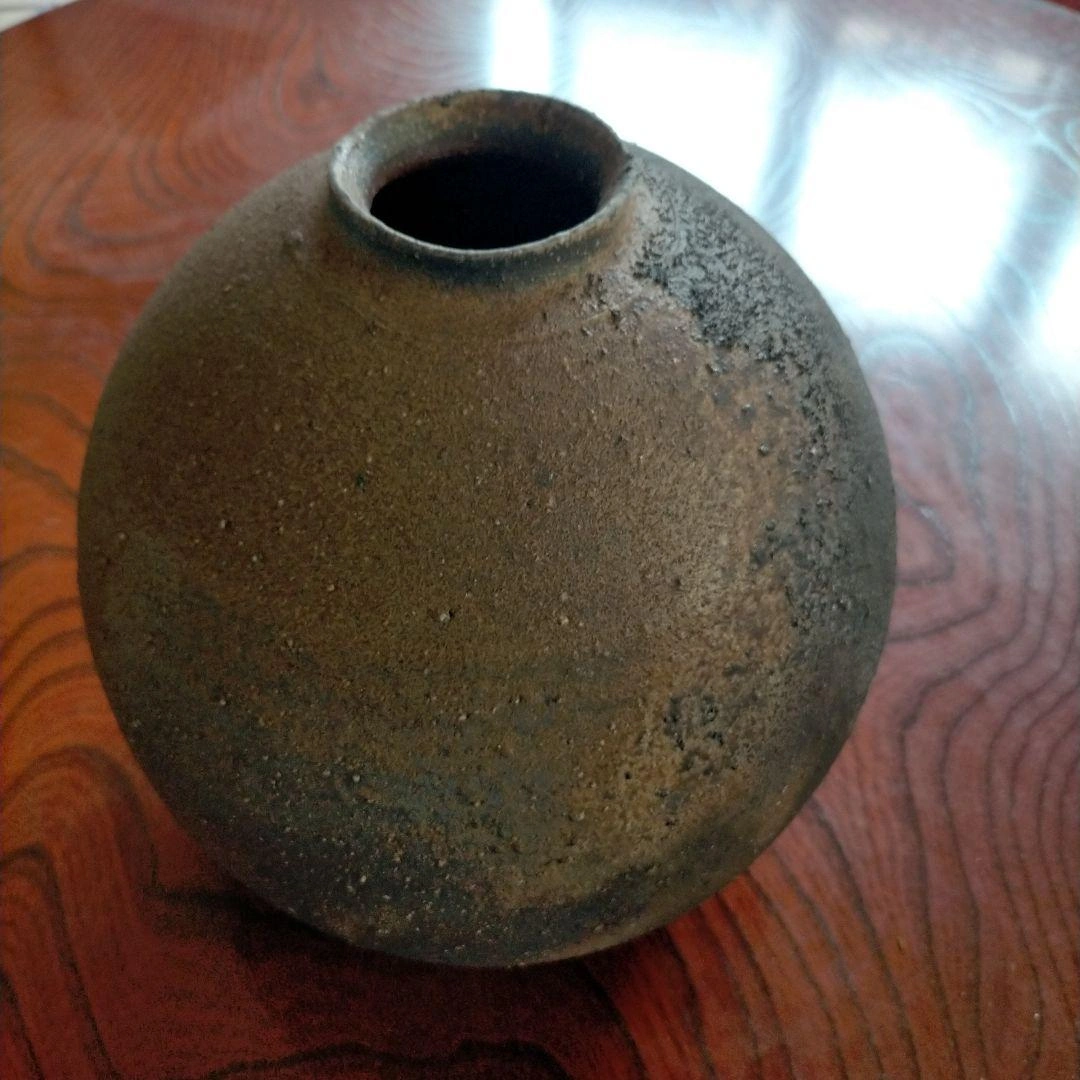 備前焼 畝尾 典秀作 黒色陶器 球形花瓶の写真2枚目