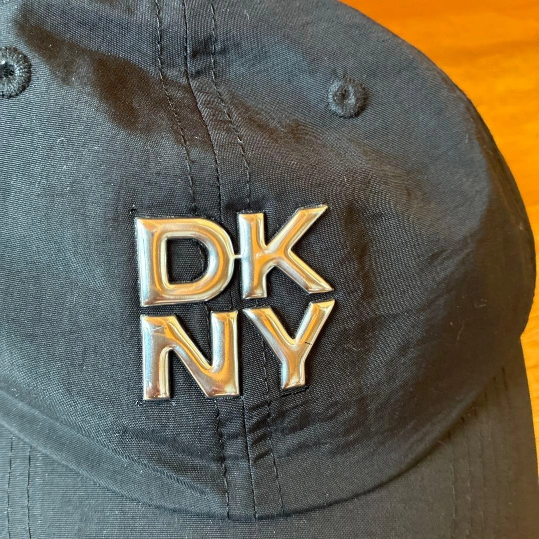 SALE‼️新品タグ付きDKNY ブラックキャップ ユニセックスの写真2枚目