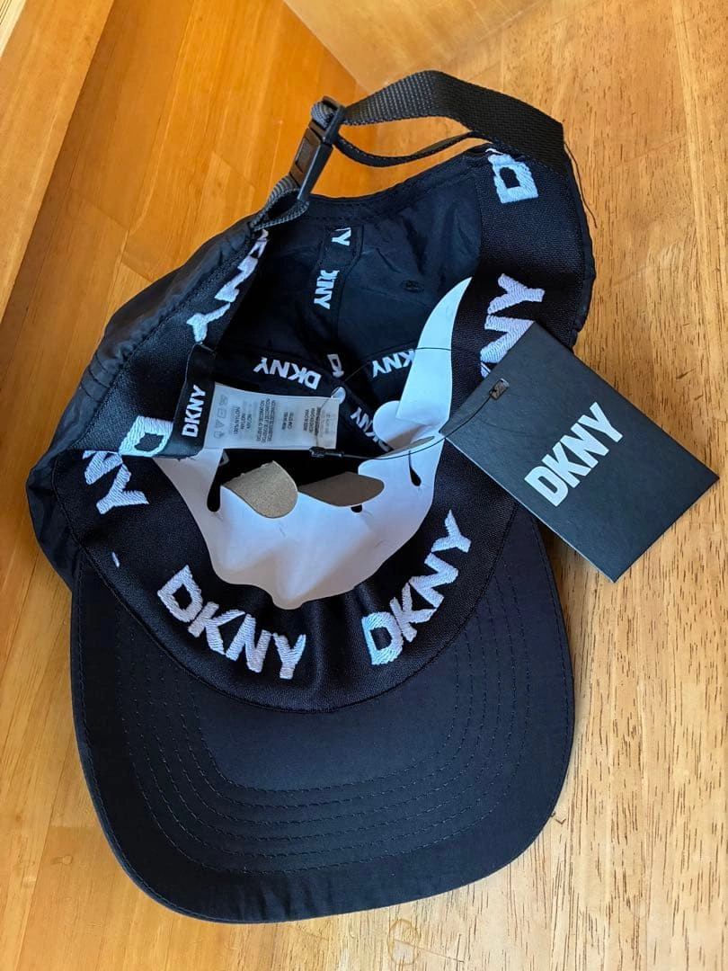 SALE‼️新品タグ付きDKNY ブラックキャップ ユニセックスの写真4枚目
