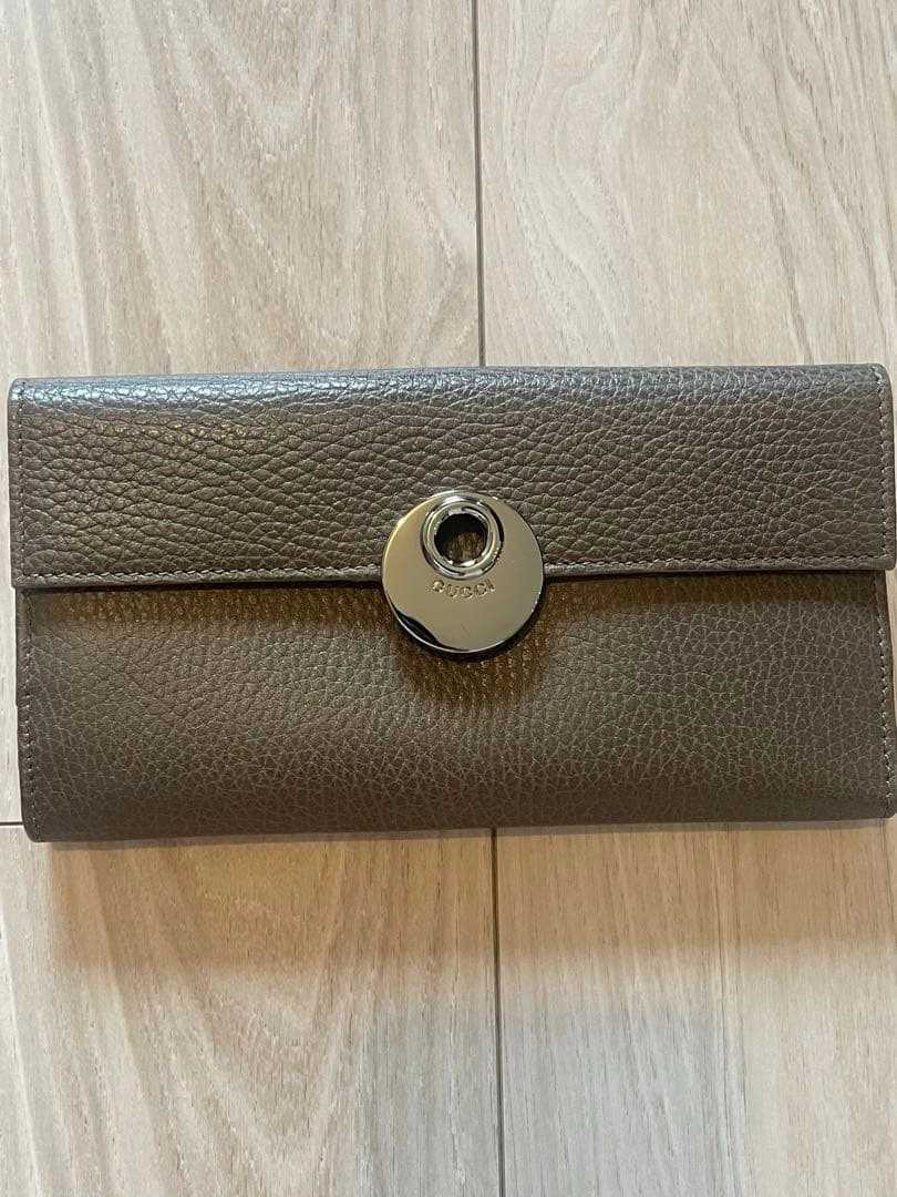 美品 GUCCI シルバーロゴ シボレザー Wホック 長財布 ブラウンの写真2枚目