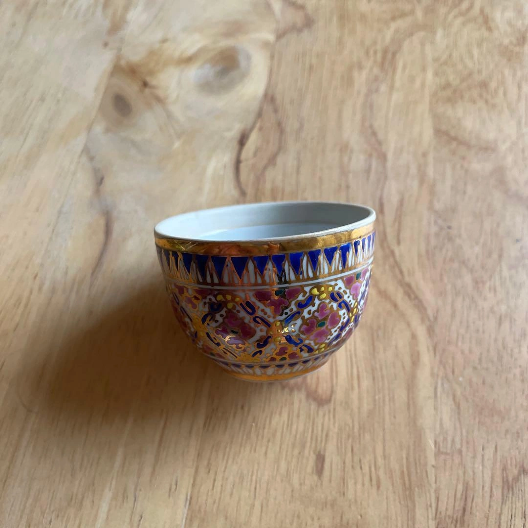 タイ製 ハンドペイント 陶器 小鉢 ぐい呑み 金彩 花柄 ヴィンテージ 骨董品の写真2枚目