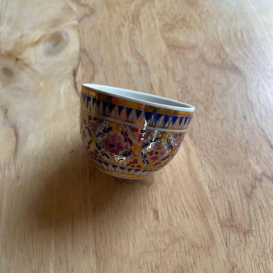 タイ製 ハンドペイント 陶器 小鉢 ぐい呑み 金彩 花柄 ヴィンテージ 骨董品の写真3枚目