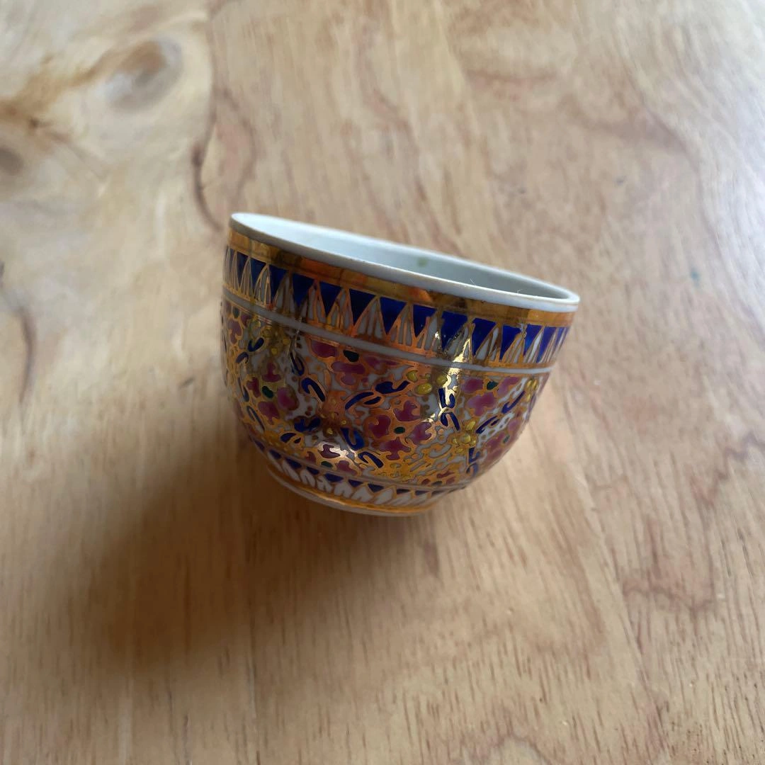 タイ製 ハンドペイント 陶器 小鉢 ぐい呑み 金彩 花柄 ヴィンテージ 骨董品の写真4枚目