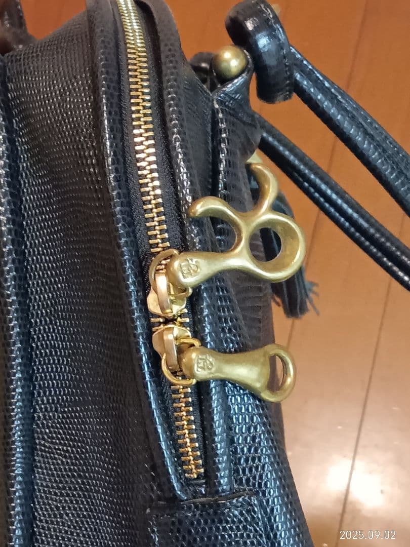 【TOFF&LOADSTONE】 タッセル付き トートバッグ 黒の写真6枚目