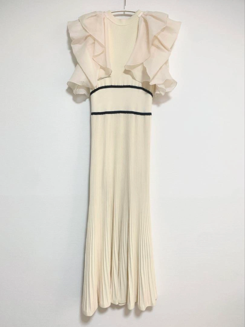 完売品 LILY BROWN フリルドッキングニットワンピース ホワイトの写真2枚目