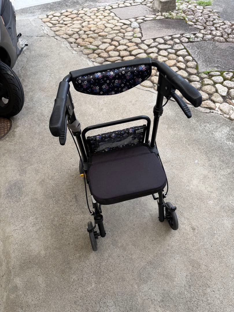 介護 手押し車 歩行器　椅子付　折たたみの写真4枚目
