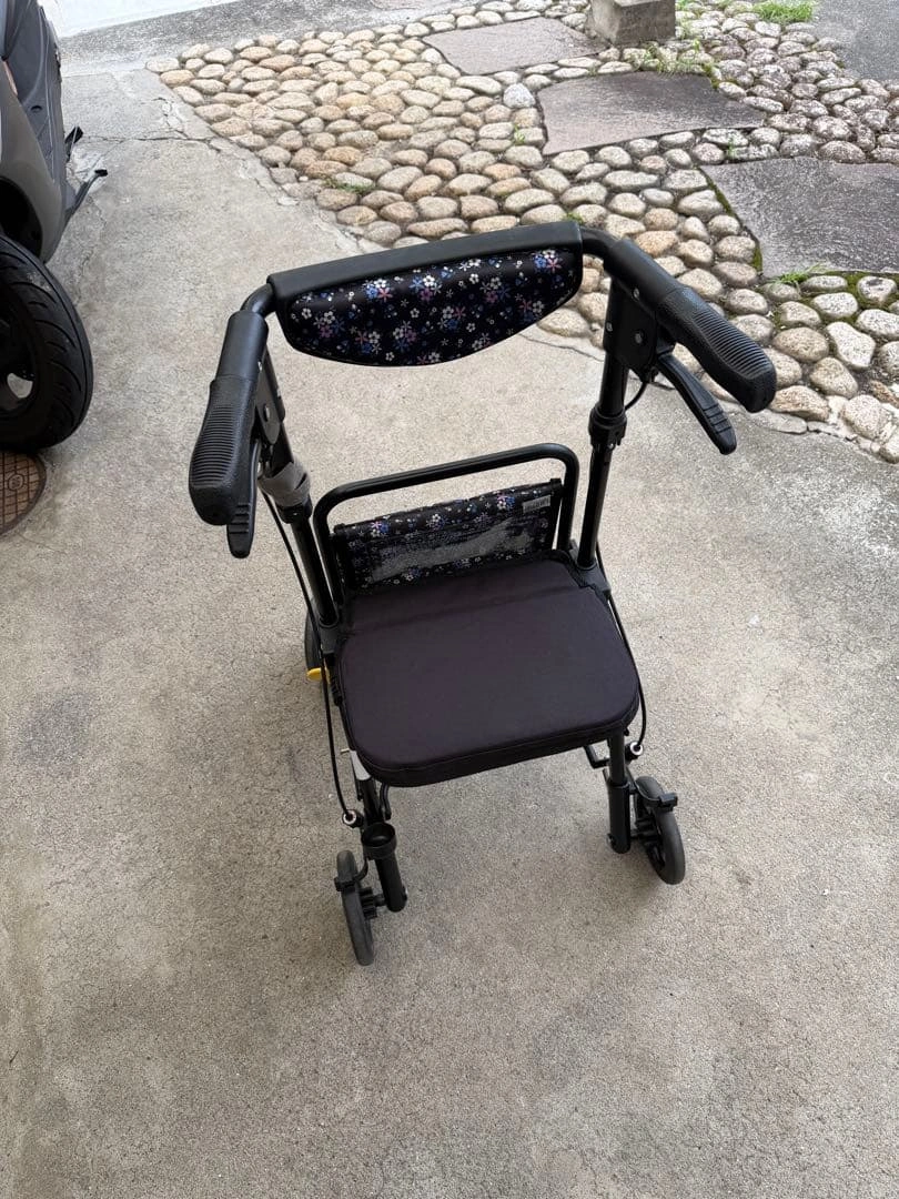介護 手押し車 歩行器 椅子付 折たたみの写真4枚目