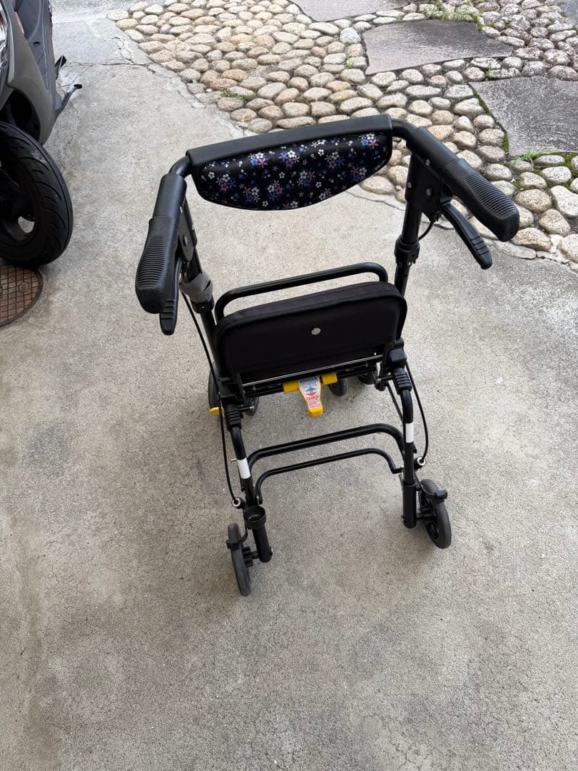 介護 手押し車 歩行器　椅子付　折たたみの写真5枚目