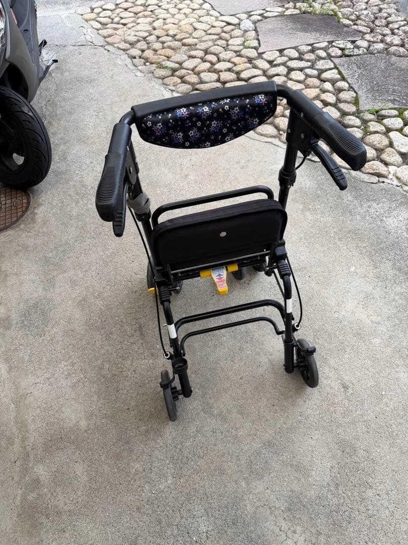 介護 手押し車 歩行器 椅子付 折たたみの写真5枚目