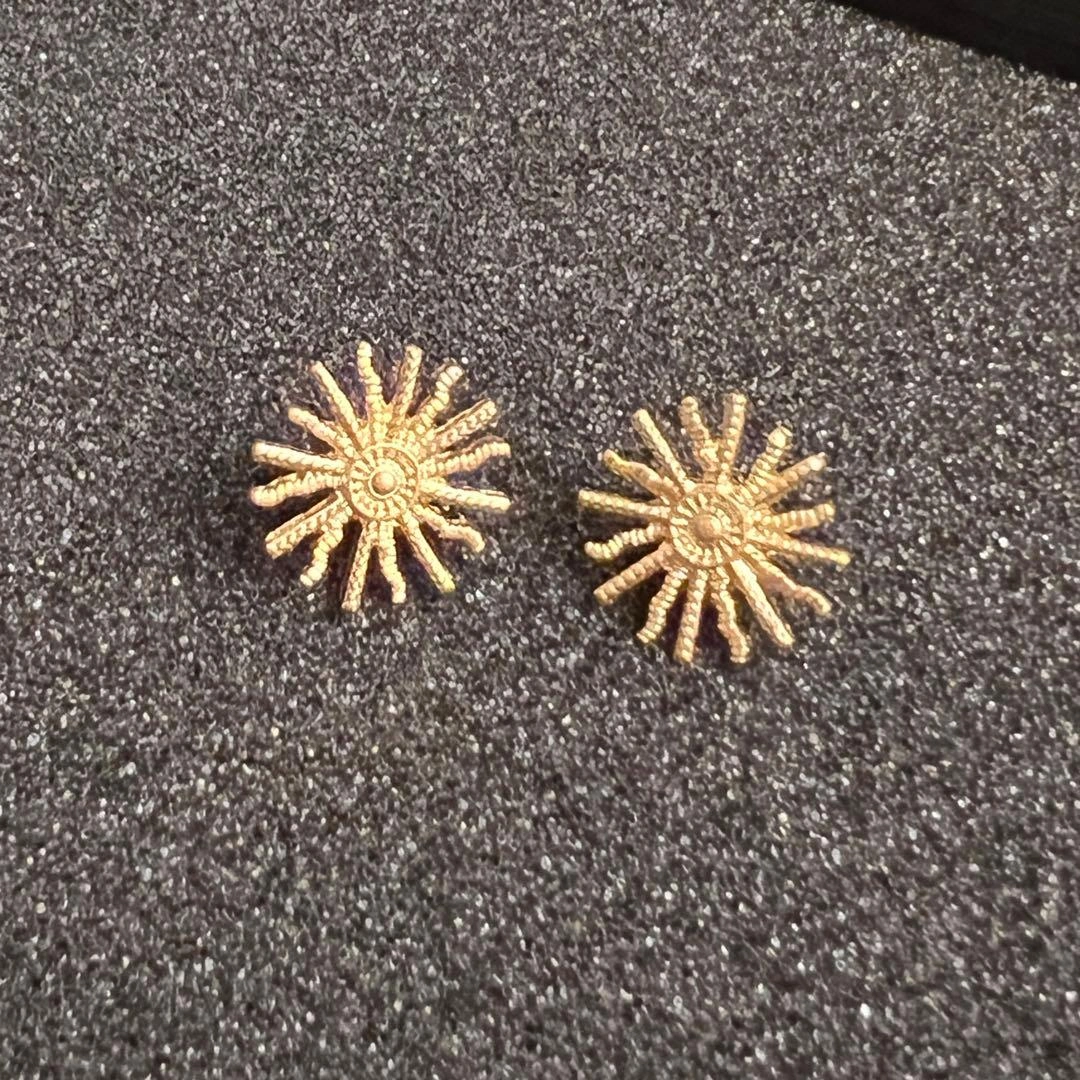 太陽モチーフ スタッドピアス(直径1.8cm)の写真2枚目