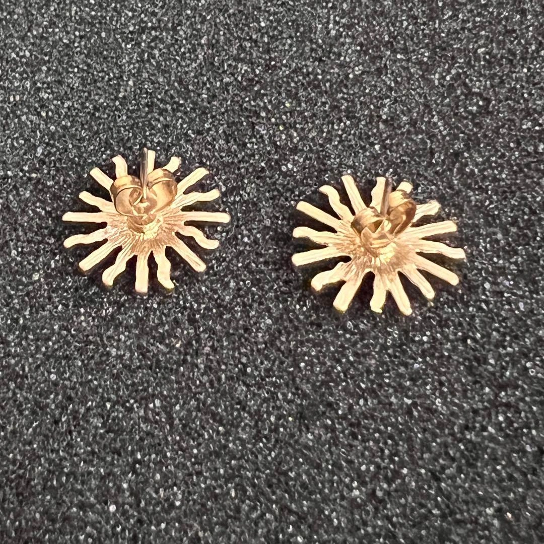 太陽モチーフ スタッドピアス（直径1.8cm）の写真3枚目