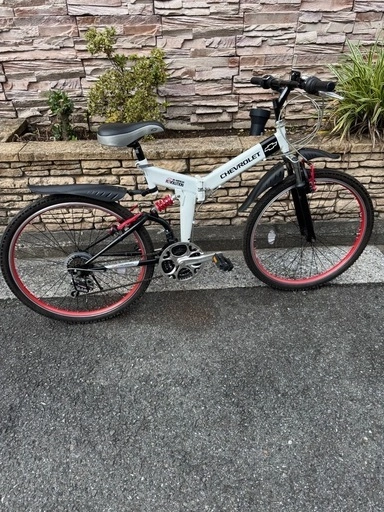 シボレー製のホワイトの折りたたみマウンテンバイク(MTB)