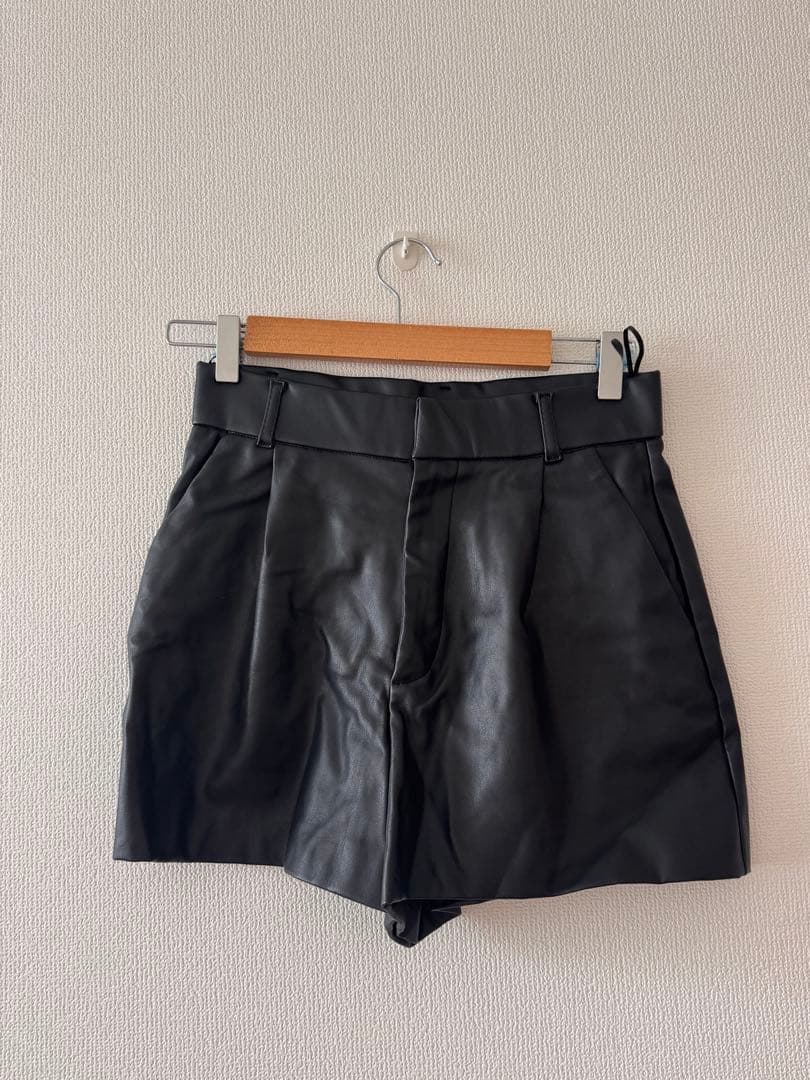 ZARA ハイウエスト　レザーショートパンツ