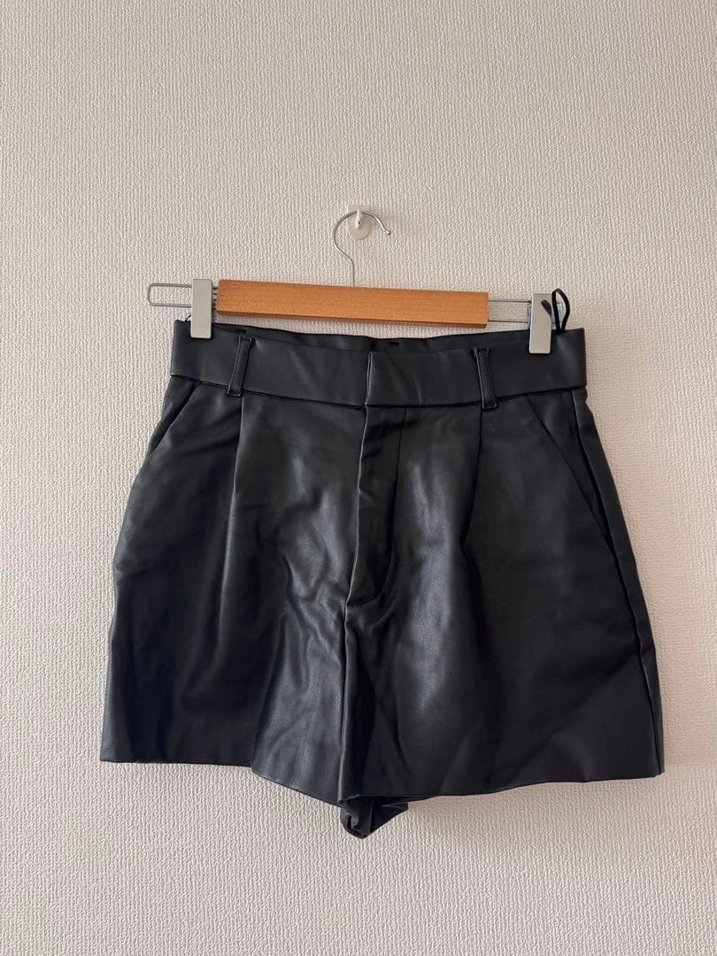 ZARA ハイウエスト レザーショートパンツ