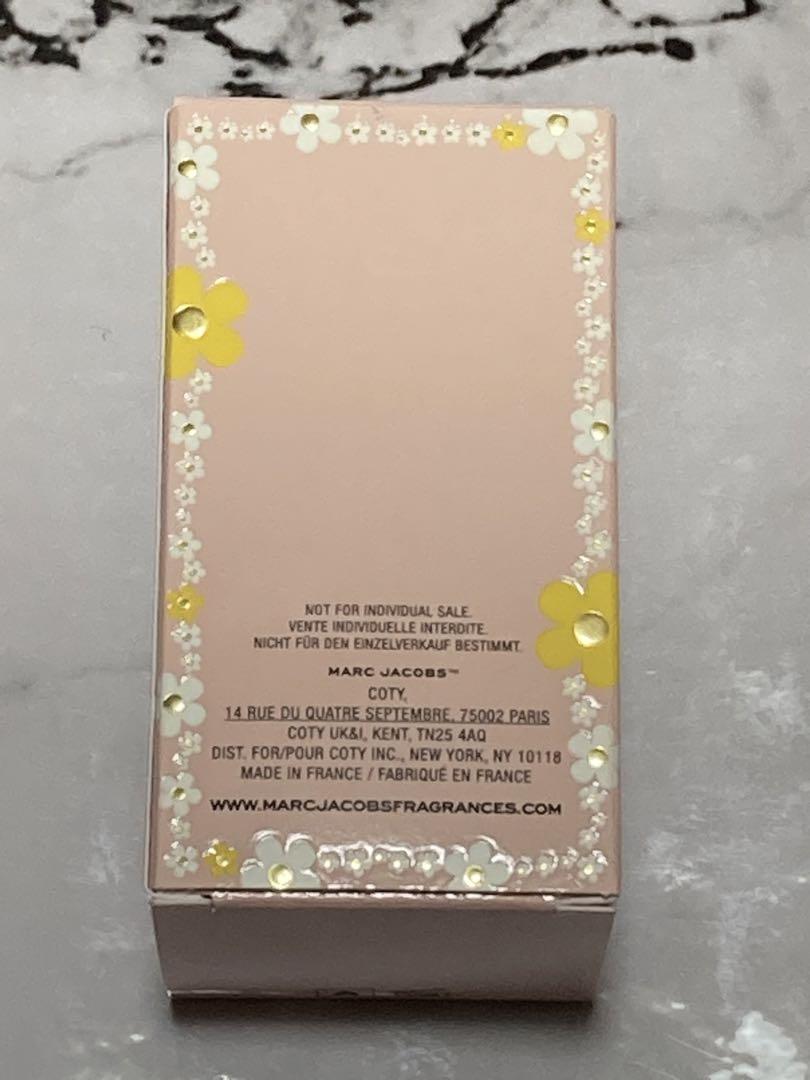 ♡新品♡MARK JACOBS DAISY EAU SO FRESH 4mlの写真2枚目