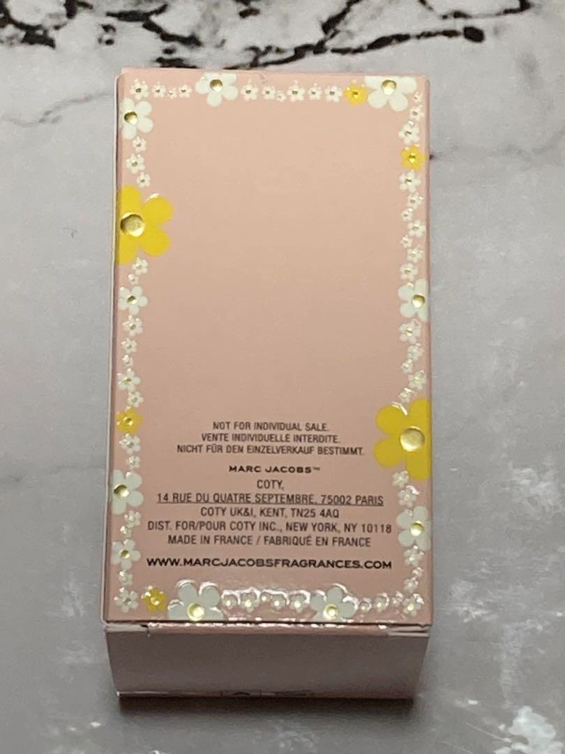 ♡新品♡MARK JACOBS DAISY EAU SO FRESH 4mlの写真2枚目