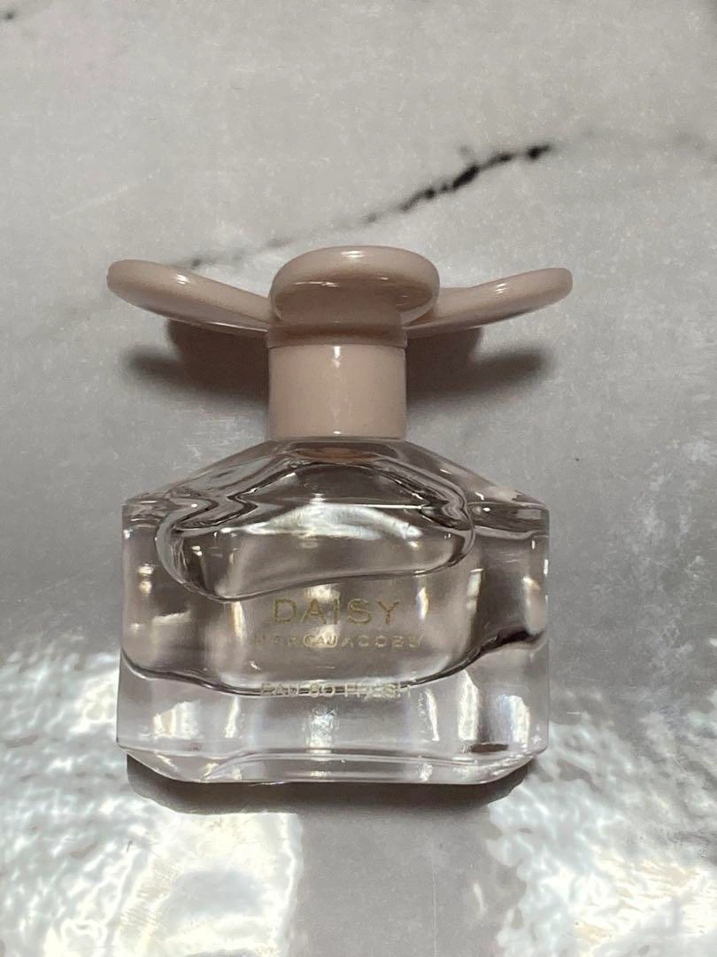 ♡新品♡MARK JACOBS DAISY EAU SO FRESH 4mlの写真3枚目
