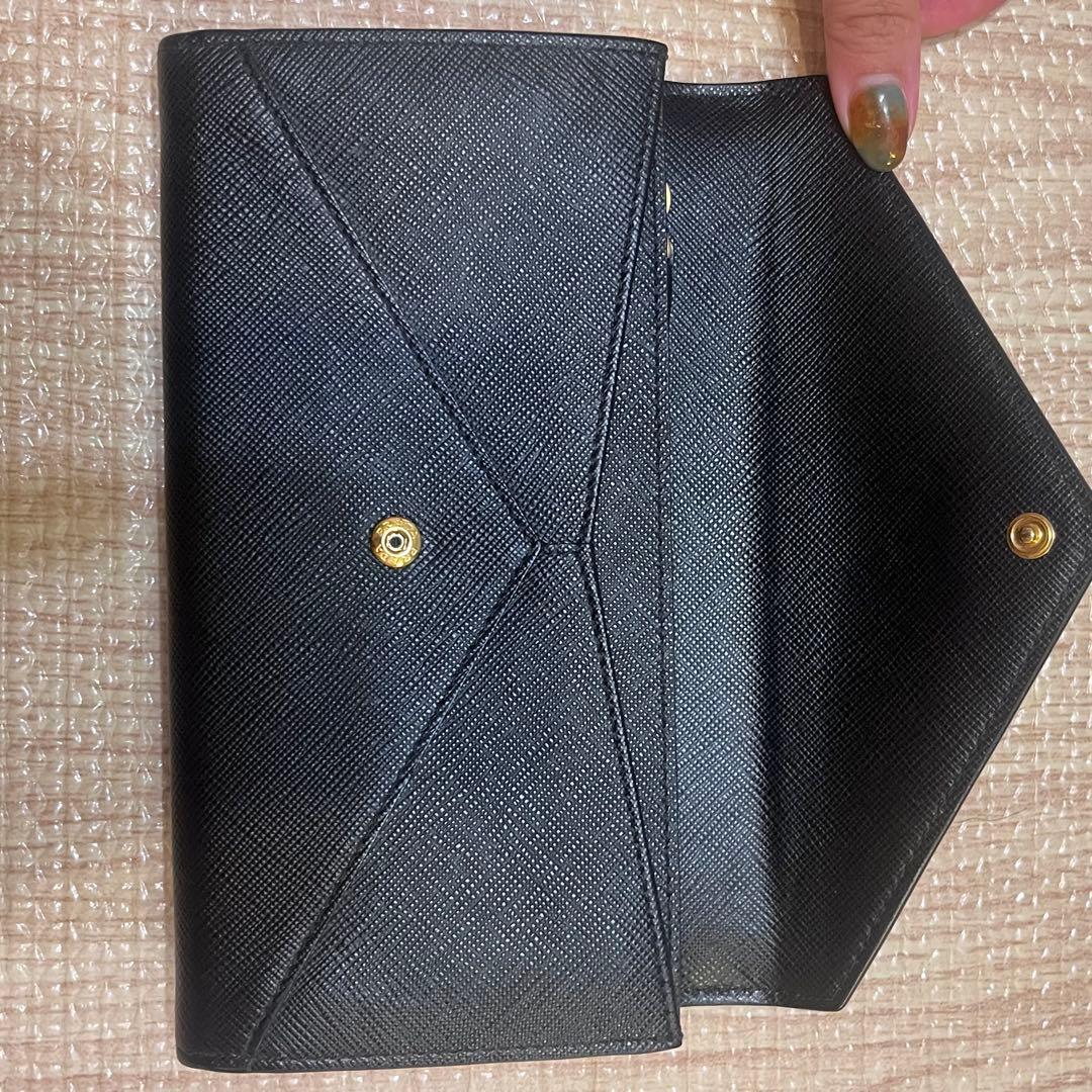 PRADA サフィアーノレザー レター型 長財布 ブラックの写真5枚目