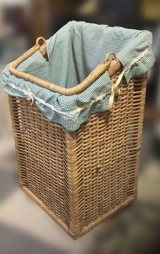 ラタン　ギンガムチェック　ランドリーバスケット　縦型　取手付き　昭和レトロの写真2枚目
