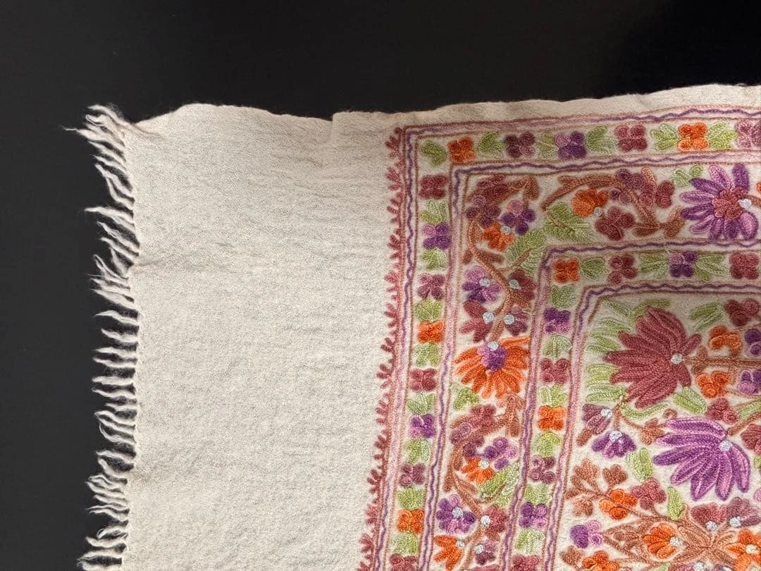 花柄刺繍のカジュアルスカーフ