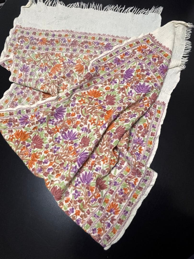 花柄刺繍のカジュアルスカーフの写真2枚目