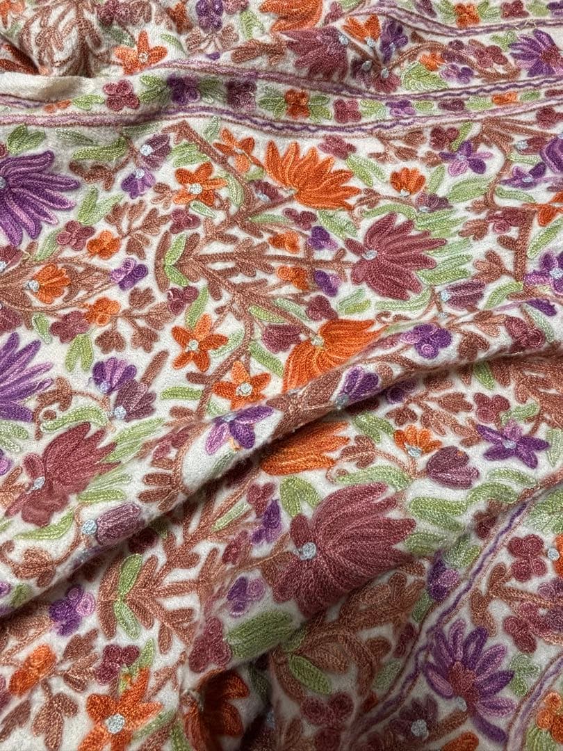 花柄刺繍のカジュアルスカーフの写真3枚目