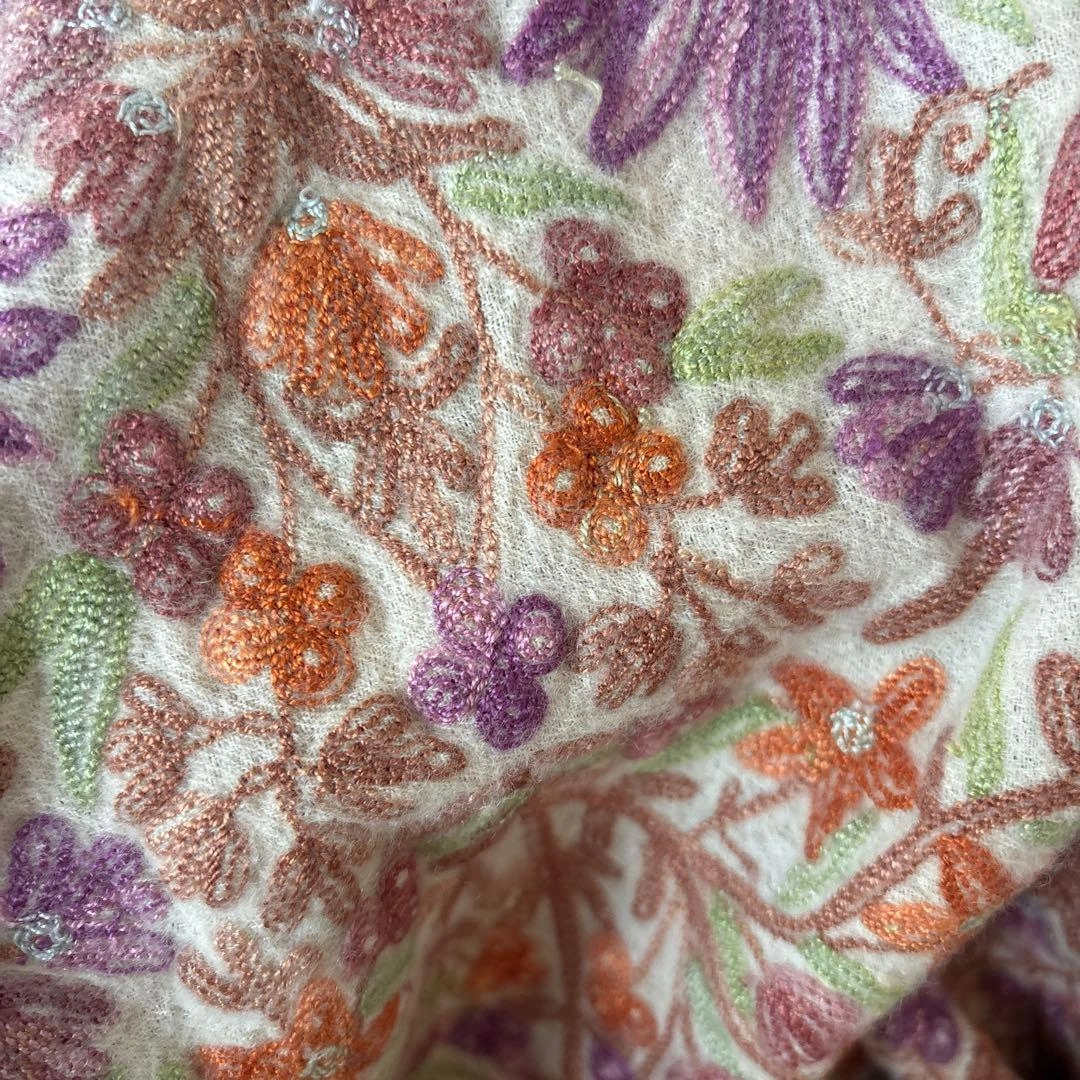 花柄刺繍のカジュアルスカーフの写真4枚目