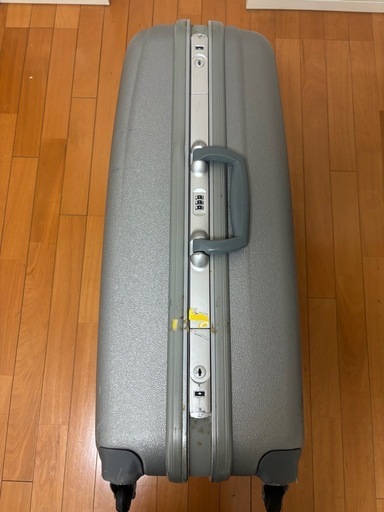 【0円】中古　大型スーツケース （シルバー）の写真2枚目