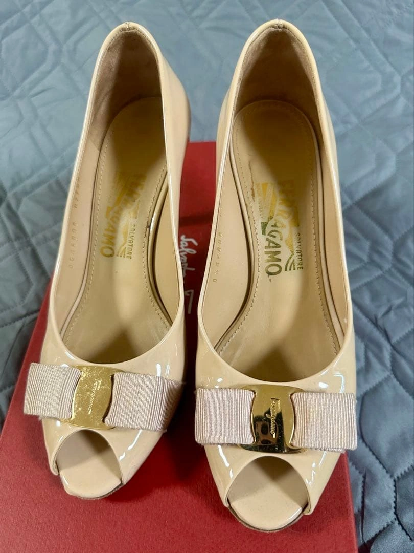 Salvatore Ferragamo ベージュ オープントゥ ハイヒール 6B
