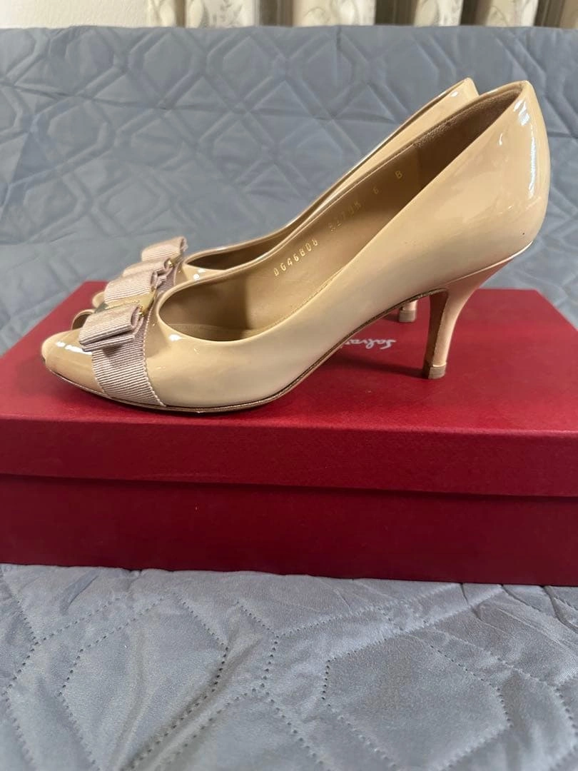Salvatore Ferragamo ベージュ オープントゥ ハイヒール 6Bの写真2枚目