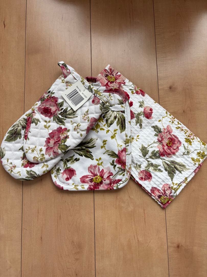 【限定値下げ】【新品】花柄エプロン・ミトンセット　大人Mサイズの写真3枚目