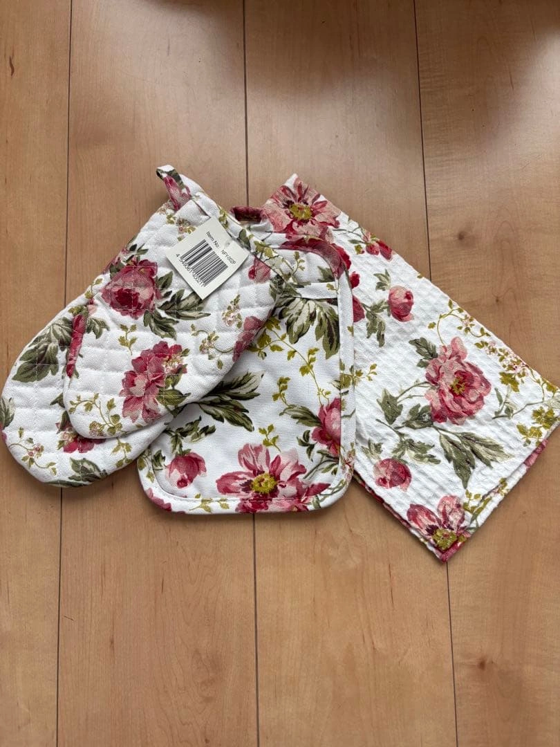 【限定値下げ】【新品】花柄エプロン・ミトンセット 大人Mサイズの写真3枚目