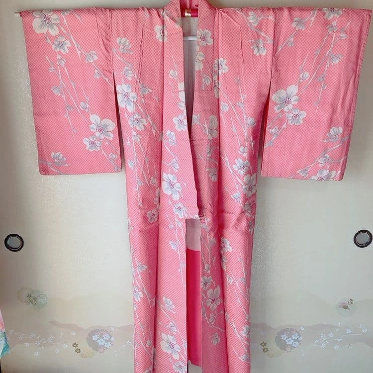 ピンク地 市松模様 桜柄 小紋 着物の写真2枚目