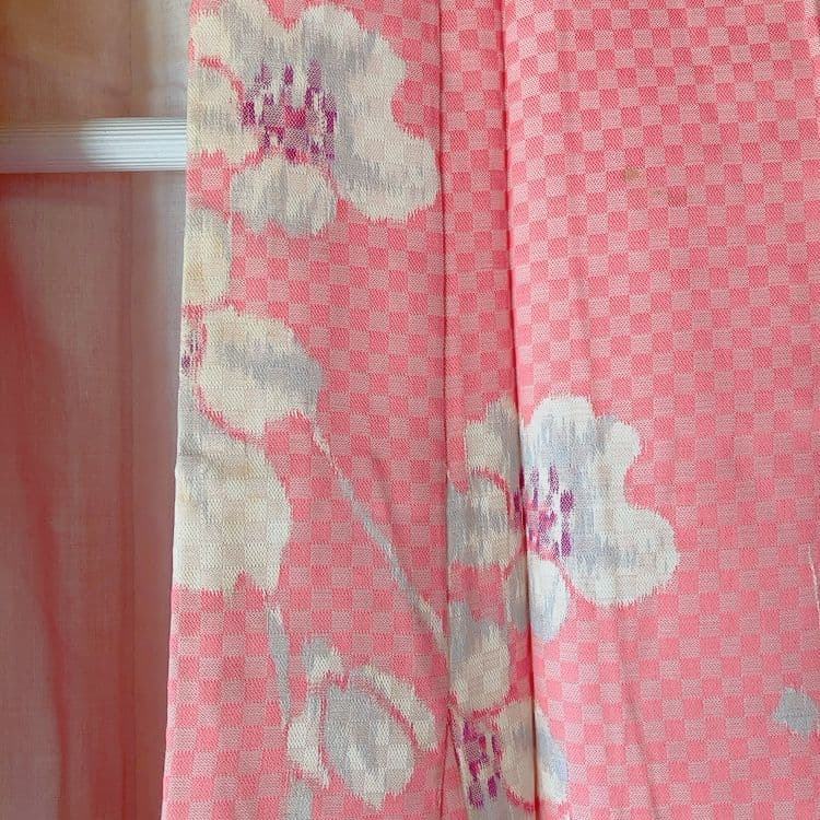 ピンク地 市松模様 桜柄 小紋 着物の写真3枚目