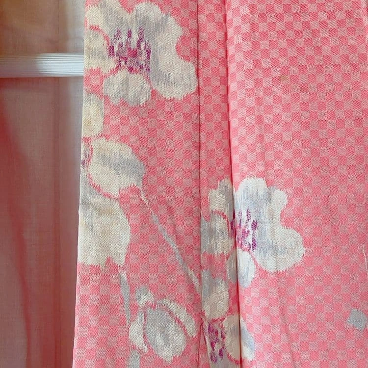 ピンク地 市松模様 桜柄 小紋 着物の写真3枚目