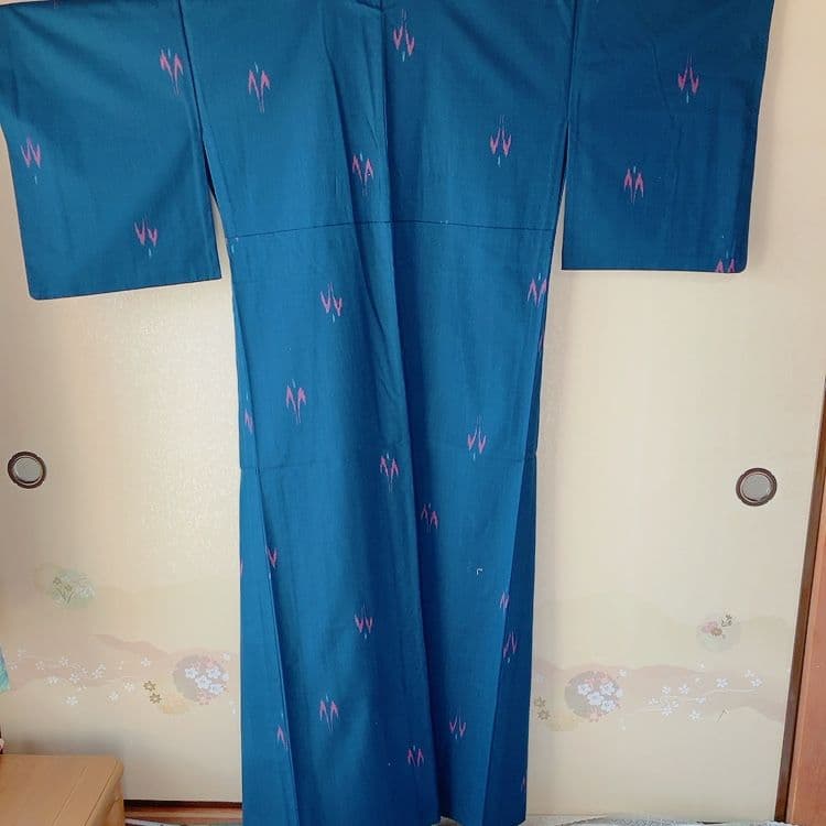 着物 小紋 袷 藍色 ピンク 絣柄の写真3枚目