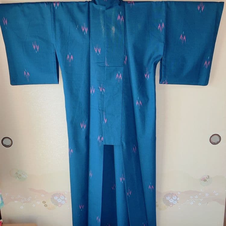着物 小紋 袷 藍色 ピンク 絣柄の写真9枚目