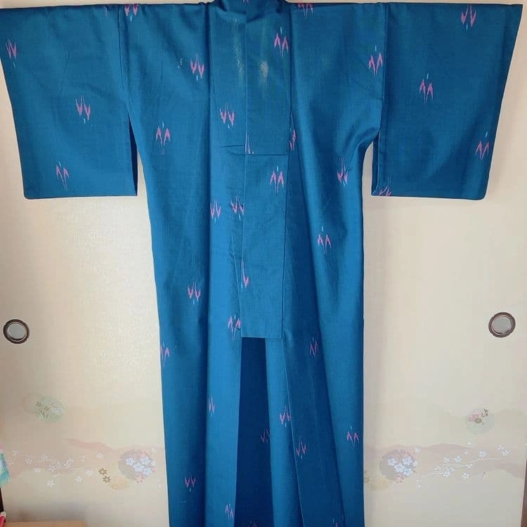 着物 小紋 袷 藍色 ピンク 絣柄の写真9枚目