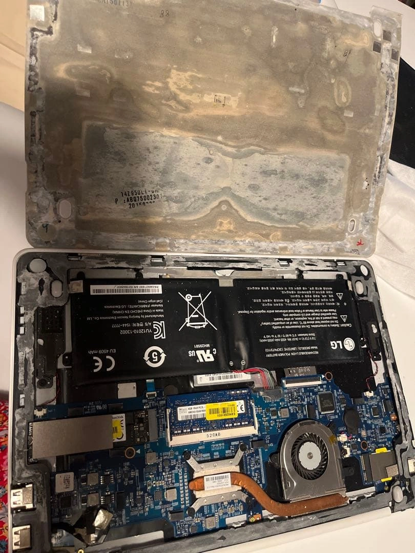LG gram 14Z950-LT10K ジャンク品 ACアダプター付 SSD無の写真3枚目