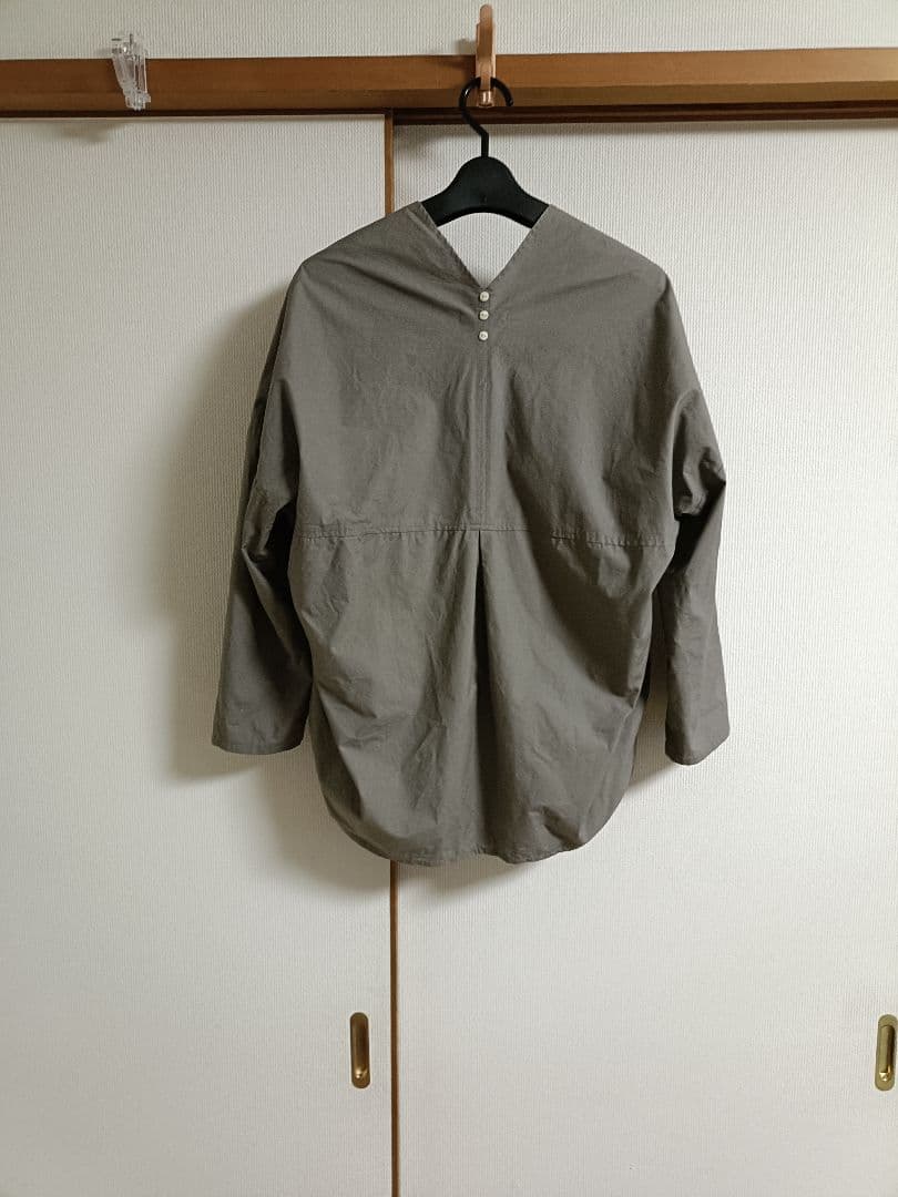 natural di lussa 長袖 ブラウス 日本製　カーキ　綿100%の写真2枚目