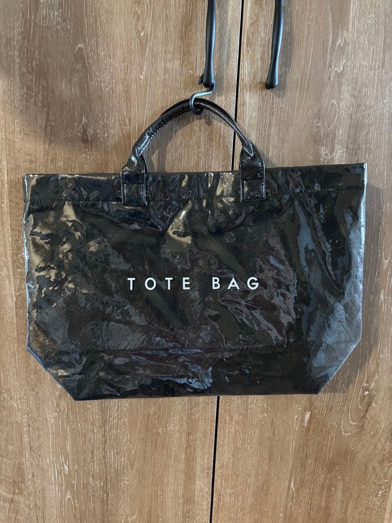 トートバックエナメル風TOTE BAG ブラック新品未使用　透明ビニール大人気❣️
