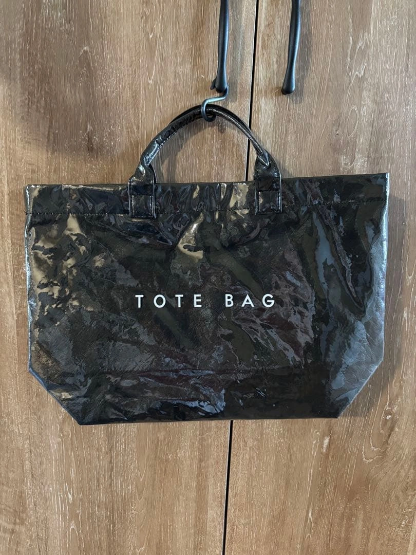 トートバックエナメル風TOTE BAG ブラック新品未使用 透明ビニール大人気❣️
