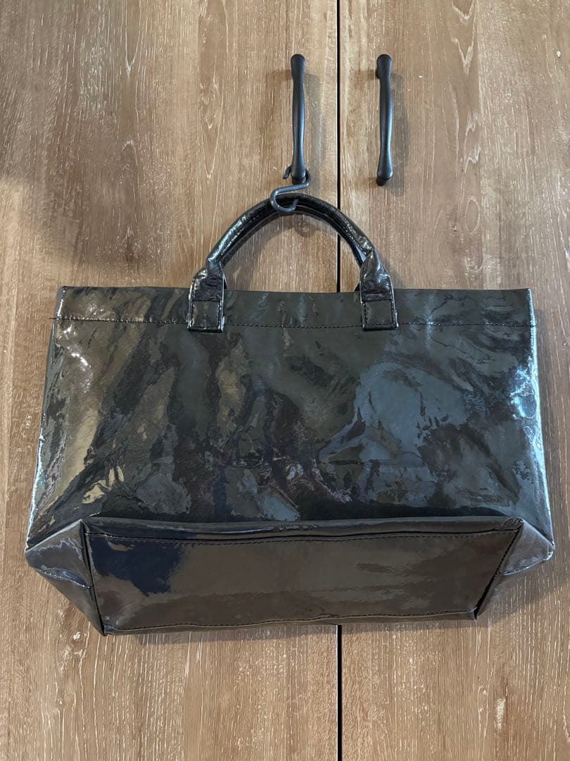 トートバックエナメル風TOTE BAG ブラック新品未使用　透明ビニール大人気❣️の写真2枚目