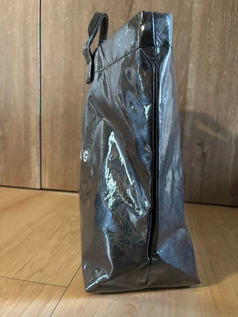 トートバックエナメル風TOTE BAG ブラック新品未使用 透明ビニール大人気❣️の写真3枚目