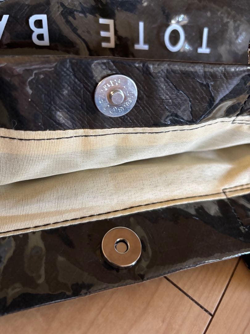 トートバックエナメル風TOTE BAG ブラック新品未使用　透明ビニール大人気❣️の写真5枚目
