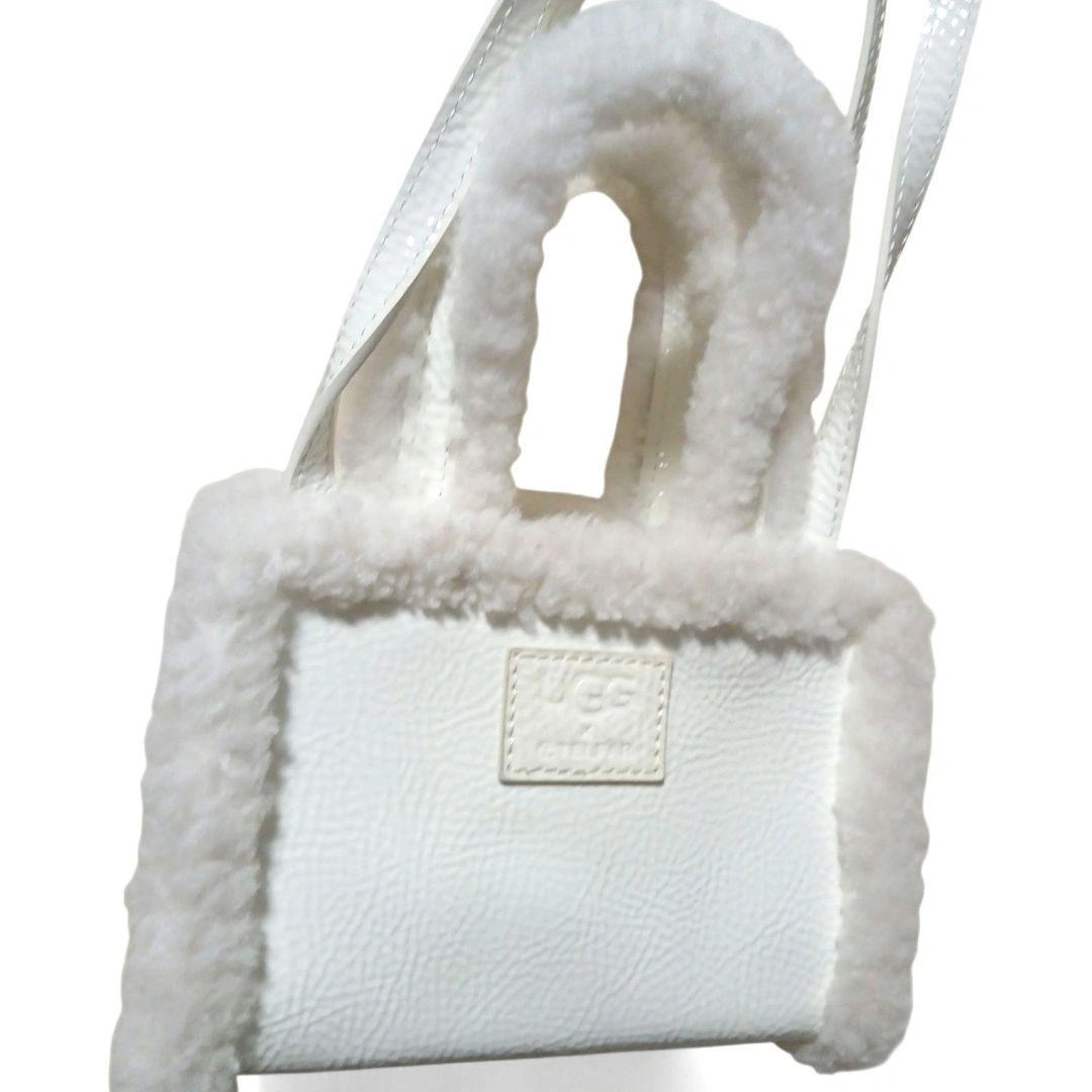 UGG × TELFAR ミニトートバッグ ホワイト 2WAY シープスキンの写真2枚目