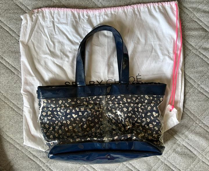 SEE BY CHLOE PVCバッグ　ヒョウ柄　ネイビーの写真2枚目
