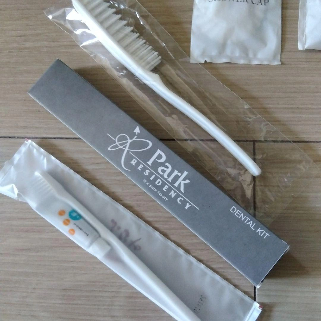 旅行セット(歯ブラシ2本,ブラシ、シャワーキャップ,,髭剃り、ボディタオル)の写真2枚目