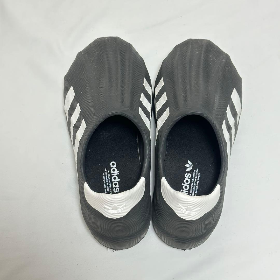adidas ブラック ホワイト スリッポン